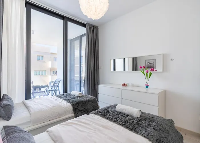 Aziza 1- Bedroom In *