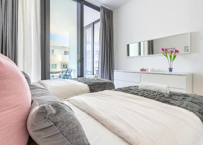 Aziza 1- Bedroom In Apartment *